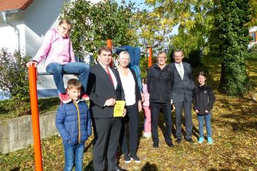 Auf dem Foto zu sehen sind von links nach rechts: Carsten Schlump (Sparkasse Donauwörth), Rektorin Yvonne Christl, Bürgermeister Helmut Bauer, Helmuth Wiedenmann (VR Bürgerstiftung Ries)