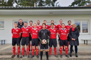 Das Bild zeigt den SV Schwörsheim-Munningen mit seinen neuen Trikots.