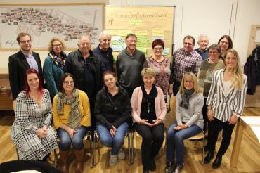 Das Bild zeigt den Leiter der Stabsstelle Kreisentwicklung Klemens Heininger, Konversionsmanagerin Barbara Wunder und die Teilnehmer des Dorfladennetzwerkes Donau-Ries.