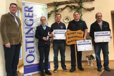 Sie können ihre Projekte mit dem Geld der Oettinger Mitarbeiterförderung finanziell unterstützen: (v.r.n.l.) Werner Schmeißer, Hans-Georg Murr und Martin Dunzinger, zusammen mit Gesellschafterin Pia Kollmar und Geschäftsführer Bernhard Wenninger.