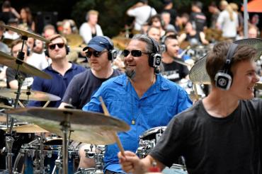 Das Bild zeigt Timm Schauen am Schlagzeug