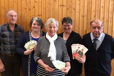 Das Foto zeigt die Beteiligten der Pfarrgemeinde Niederschönenfeld und der DKMS bei der Spendenübergabe