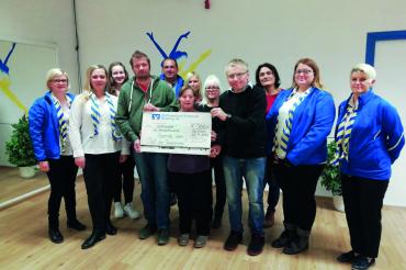 Das Bild zeigt die Spendenübergabe des Carneval-Clubs Blaumeisen Huisheim