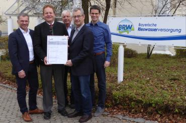 Das Bild zeigt von links: verantwortlicher Werkleiter Christof Lautner, Verbandsvorsitzender Wolfgang Kilian, Techn. Führungskraft Josef Hiltner, Jörn-Helge Möller (DVGW), neuer Werkleiter Bernd Hauber 