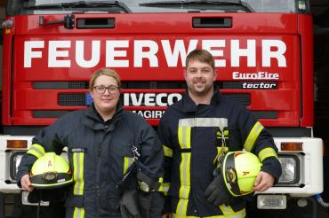 Das Bild zeigt die Feuerwehrleute Carolin Weidner und Manuel Uhl