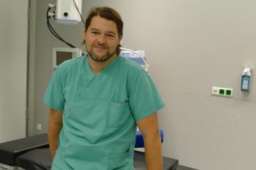 Das Bild zeigt den OP-Pfleger Stefan Naumann