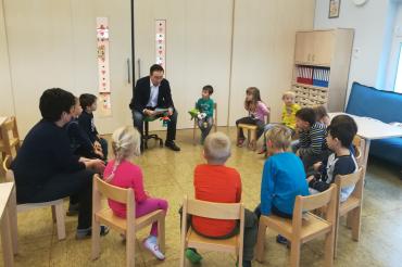 Ralf Geiß, Leiter der AOK-Geschäftsstelle Nördlingen, las den Kindern des Kindergarten Marktoffingen aus dem Jolinchen-Kinderbuch „Fitmach-Dschungel“ vor.