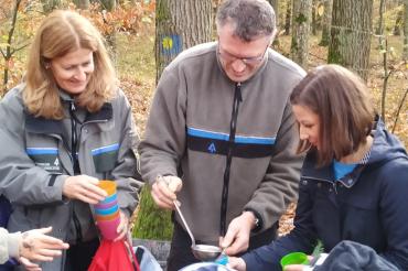 Das Bild zeigt Maria und Michael Fürst und Irene Esmann (BR)