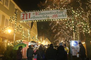 Der Eingang des Nördlinger Weihnachtsmarkts mit einigen Besuchern