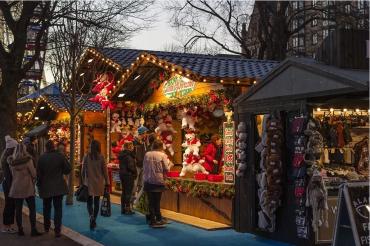 Das Bild zeigt einen Weihnachtsmarkt