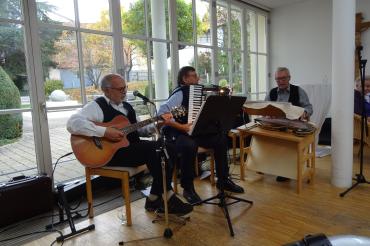 Das Bild zeigt das Weinfest der Bewohner des Altenheimes St. Vinzenz