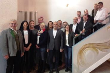 Das Bild zeigt den Bürgermeisterkandidat Franz Moll (Mitte) im Kreis der Gemeinderatskandidaten der Wählergemeinschaft Oberndorf. Links Bürgermeister Hubert Eberle. 