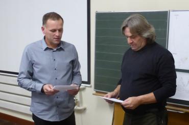 Bürgermeister Weiß (links) bei der Vereidigung des Gemeinderats-Nachfolgers Georg Beyhl sen.