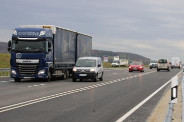 Ein Lkw und mehrere Pkw auf der Straße B 25
