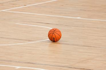 Auf diesem Bild ist ein Basketball zu sehen.