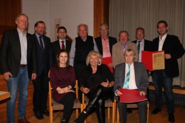 Geehrte der Baugenossenschaft Nördlingen, aufgereiht für ein Foto