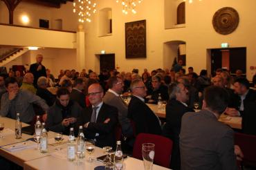 Menschen sitzen im Stadtsaal Klösterle in Nördlingen