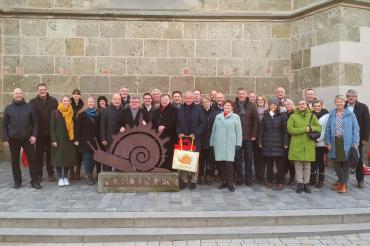Menschenreihe mit der CittaSlow-Schnecke in Nördlingen
