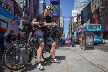 Dr. Dirk Rohrbach mit Fahrrad und Ukulele am Times Square in New York