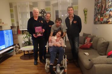 Auf dem Bild zu sehen (von links): die Vorstände Erwin Zwickel, Tobias Zwickel und Paul Wunderle dazwischen Stephanie Deubler mit Freund Benjamin Frisch.