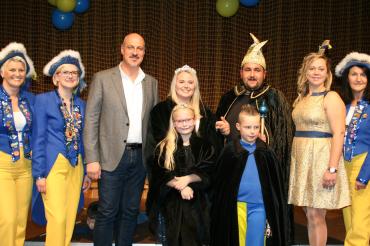 Auf dem Bild zu sehen (von links): Blaumeisen Hannelore Seel und Kathrin Biber, Bürgermeister Harald Müller, Prinzessin Lisa I., Prinz Kevin I., Präsidentin Nadine Strauß ,Blaumeise Elisabeth Rebele. Vorne Kinderprinzessin Sonja I. und Kinderprinz Benedikt I.