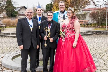 Das Bild zeigt (von links) Bürgermeister Hubert Eberle, Prinz Dominik I., Prinzessin Jasmin II. und in zweiter Reihe Hofmarschall Sebastian Habermeyer und Präsident Marc Maifeld. 