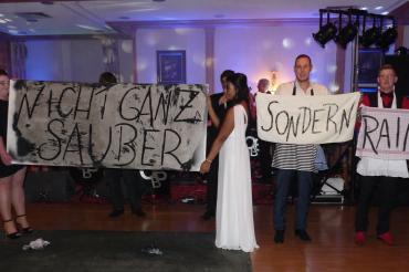 Vizepäsidentin Leo Schuhmann, Federmeisterin Nicole Perez, Ex-Prinz Mathias Rami und Schatzmeister Enrico Dietrich (von links) präsentieren das Motto das Rainer Faschings 2020.