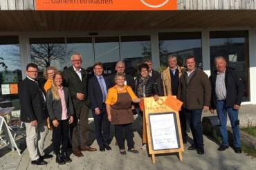 Die Delegation der KPV Hessen zusammen mit Marille Hiller und Manuela Lier vom Dorfladen Oberndorf, Landrat Stefan Rößle, Oberndorfs Bürgermeister Hubert Eberle und Konversionsmanagerin Barbara Wunder. 