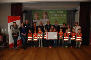 Das Bild zeigt stehend hinten von links: Betreuerin Annamaria Senger, Betreuerin Sindy Pfaffl, Inspektionsjugendwart Markus Meyr, Bürgermeisterin Maria Mittl, 1Kdt.Martin Auernhammer, 1.Vorstand Achim Stahl, 2Kdt. Josef Stahl Jun., Leiterin Kinderfeuerwehr Sarah Stahl, Annamaria Stahl, Betreuerin Gudrun Stiem.  Vordere Reihe von links: Luca Käfer, Marian Pfaffl, Luis Pfaffl, Alisia Stiem, Skalett Stiem, Julian Koch, Maximilian Senger, Luis Woge, Phillip Sommer, Michael Senger, Manuel Koch. 