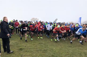 Wolfgang Kilian und viele Läuferinnen und Läufer beim Start