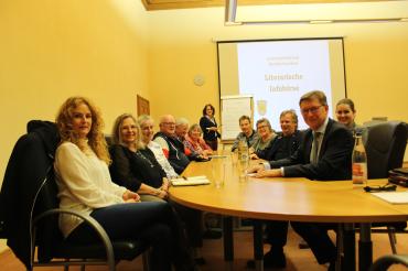 Auf dem Bild zu sehen (von links): Nicole Kleinhenz, Irene Hülsermann, Gertrud Hörr, Manfred Hahn, Harald Metz, Friederike Rieger, Dr. Sylvia Heudecker (Schwabenakademie Irsee), Günter Schäfer, Ulrike Karg, Thomas Schichl, Regionalmanagerin Jennifer Werner und Landrat Stefan Rößle