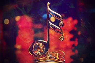 Goldene Musiknote vor festlichem Hintergrund