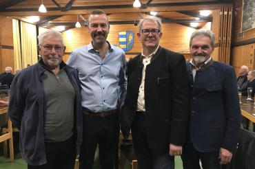 Stefan Roßkopf (Zweiter von links) wurde von der Freien Wählergemeinschaft Niederschönenfeld zum Bürgermeister-Kandidaten gewählt. Unser Foto zeigt ihn mit (von links) Vertrauensmann Paul Drabek, Martin Stegmair und Bürgermeister Peter Mahl. Foto: Markus Erdt