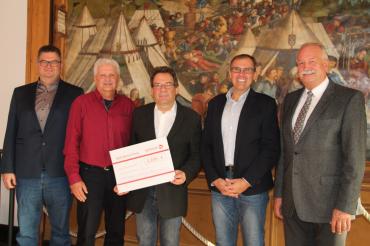 Symrise-Team feiert „120 Jahre“ Nördlingen mit Spendenaktion. 