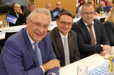 Am vergangenen Donnerstagabend war Innenminister Joachim Herrmann zu Gast beim politischen Abend in Möttingen. Auf dem Bild zu sehen (von links): Innenminister Joachim Herrmann, MdB Ulrich Lange und CSU Ortsvorsitzender Timo Böllmann. 
