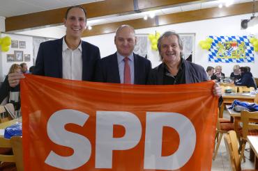 Am vergangenen Donnerstagabend nominierte die SPD Asbach-Bäumenheim ihre Gemeinderatskandidaten für die Kommunalwahl 2020. Auf dem Bild zu sehen (von links): Christoph Schmid, Unterbezirksvorstand Donau-Ries, Martin Paninka, Bürgermeister Asbach-Bäumenheim und Christian Scholz, Ortsvorsitzender SPD Asbach-Bäumenheim. 