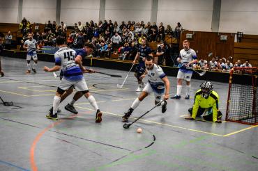 Das Bild zeigt in weiß Donau Floorball in blau Floor Fighters Chemnitz.