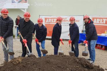 Das Bild zeigt v.l.n.r.: Bernd Hörmann, Geschäfstellenleiter Sparkasse Donauwörth; Dieter Keller, Architekt; Dieter Arlt, GF Arlt Komplettbau; Günther Pfefferer, 1. BGM Monheim; Siegfried Ziegler, Statiker; Christoph Arlt, GF Arlt Komplettbau