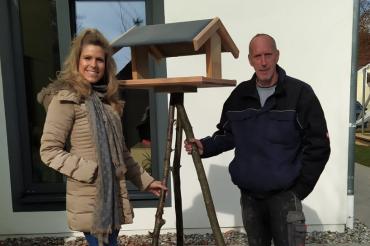 Auf dem Bild zu sehen (von links): Richard Köstenbauer, Vogelschutzwart Vogelfreunde Nördlingen, und Andrea Engelhard, Leiterin Montessori-Kinderhaus Löpsingen. 