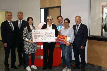 Auf dem Bild zu sehen (von links): Thomas Schwarzbauer (Vorstandsvorsitzender Sparkasse Dillingen-Nördlingen), Sandro Weber, Vanessa Stumpf, Astrid Grunert und Susanne Vierkorn (alle Stadtmarketingverein), David Wittner (Tourist-Information Nördlingen) und Wolfgang Winter (Stellvertretender Vorstandsvorsitzender Sparkasse Dillingen-Nördlingen). 