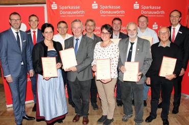 Das Bild zeigt von links Sparkassendirektor Michael Scholz, Ralf Bittl (Geschäftsführer der Stiftung), Sandra Steidle (Musikverein Buchdorf), Hermann Pietsch (Filialkirche Bergstetten), Bürgermeister Gerhard Pfitzmair (Schulverband Holzheim), Kunsthandwerker Ulrich Wißkirchen (Tapfheim), Regina Wittmann (Pfarr- und Gemeindebücherei Rögling), Achim Ott (Peterskirche Fremdingen), Wolfgang Sperl (Soldaten-und Veteranenverein Ehingen am Ries), Josef Schmid (Spielplatzinitiative Marxheim/Neuhausen), Franz Friede