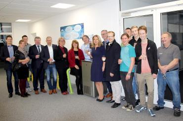 Personen stehen in einer Reihe im Gymnasium Oettingen