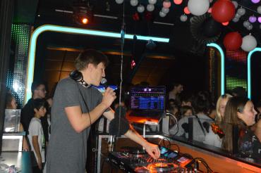 . DJ Haggis brachte auch bei der jetzigen Veranstaltung die Tanzfläche mit aktuellen Chart-Hits zum Beben und die Jugendlichen feierten mit alkoholfreien Cocktails. 