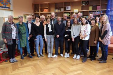 Schulleiterin Sibylle Lutzkat war es wieder gelungen, 18 Vorleser (ehemalige Kolleginnen und Kollegen,  Prominenten und Freunde der Schule) für einen Einsatz am Vorlesetag an der Mangold-Grundschule zu gewinnen. Sie lasen den Kindern aus ausgewählten Kinderbüchern in 3 „Workshops“, die sich die Schülerinnen und Schüler aussuchen durften, jeweils 20 Minuten vor. 