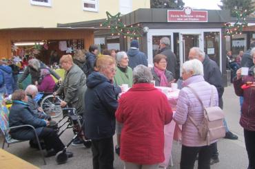 Menschen beim Adventsmarkt vor der Fürstin Wilhelmine Stiftung