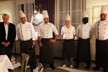 Uli Großmann und fünf weitere Köche stehen in einer Reihe