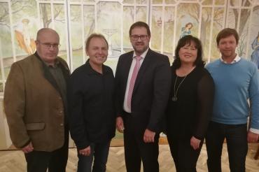 Michael Bosse (mitte) wurde einstimmig als Oberbürgermeisterkandidat nominiert. 