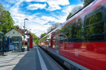 Ein Zug fährt durch einem Kleinbahnhof