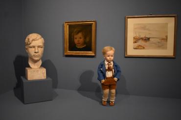 Das Bild zeigt die Puppe Friedebald bei einer Sonderausstellung im Käthe-Kruse-Puppen Museum.