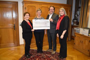 Das Bild zeigt v.l.n.r.: Marianne Dörpinghaus, Manuela Hoidn, Oberbürgermeister Armin Neudert, Gabriele Meier
